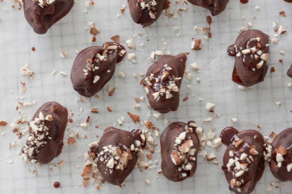 Gefüllte Schoko-Datteln mit Kokosgeschmack