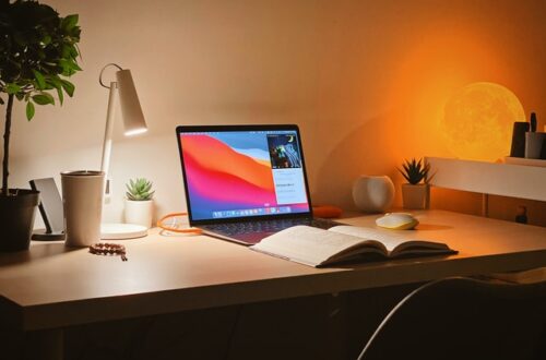 mac book in entspanntem licht auf dem Schreibtisch