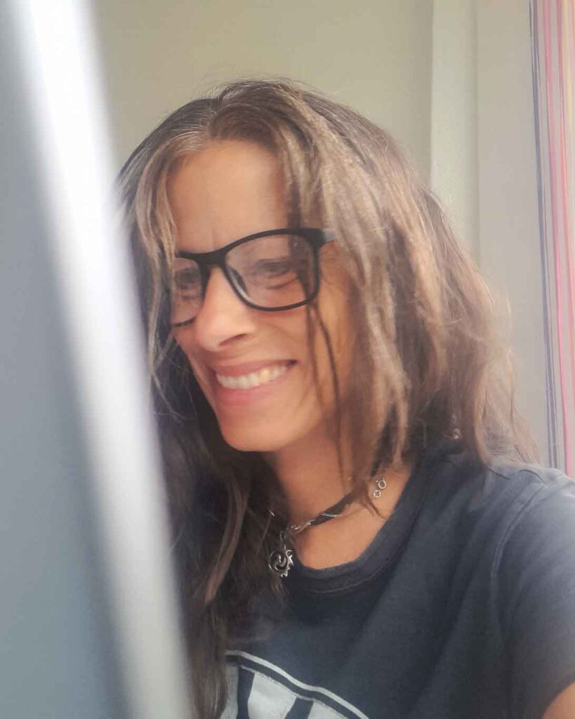 Person am Arbeiten hinter dem Computer